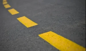 жёлтая прерывистая линия разметки