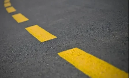 жёлтая прерывистая линия разметки