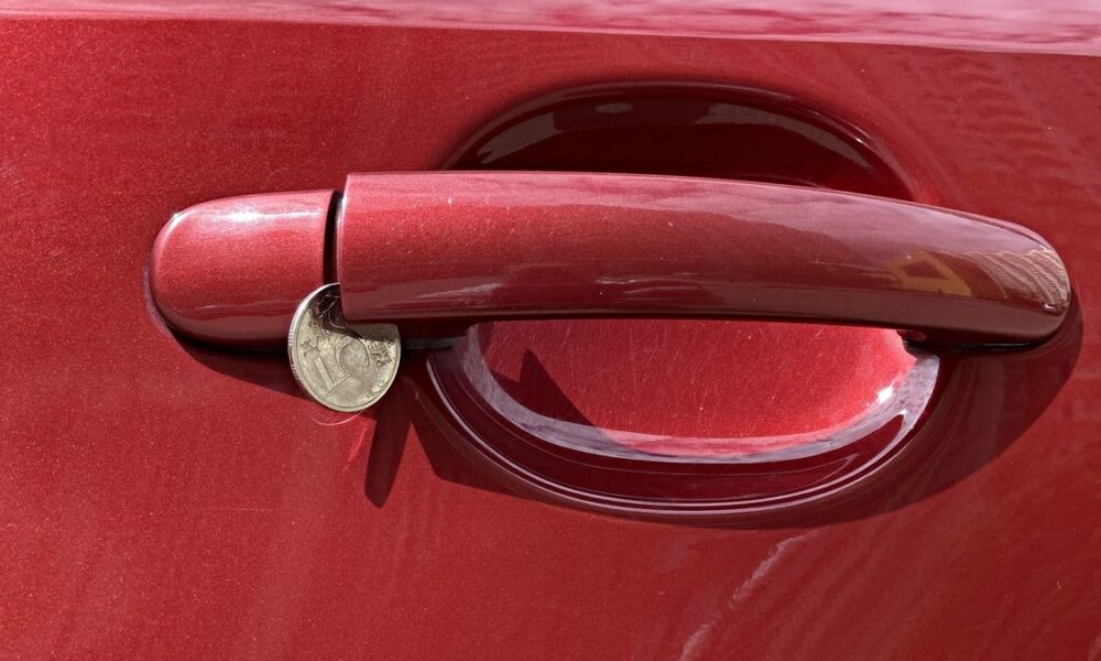 монета в ручке авто