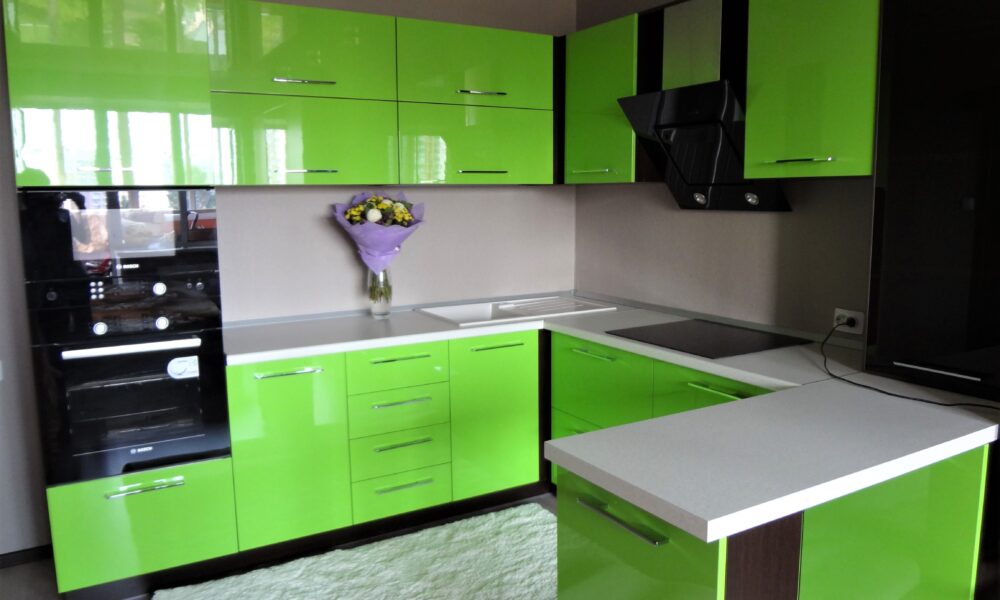 зеленый фасад кухни