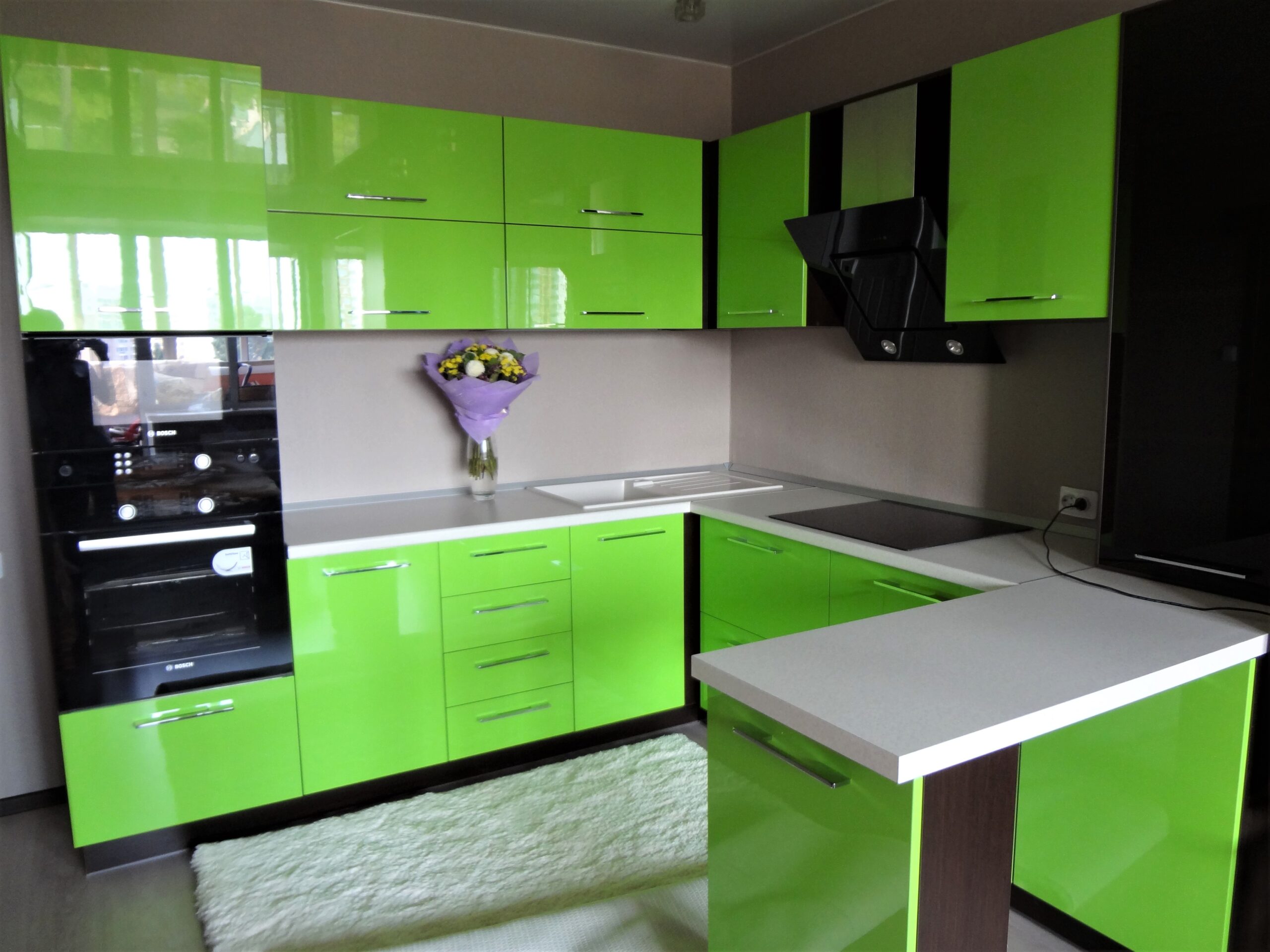 зеленый фасад кухни