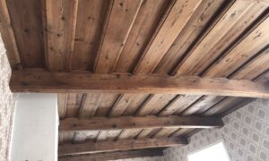 деревянный потолок