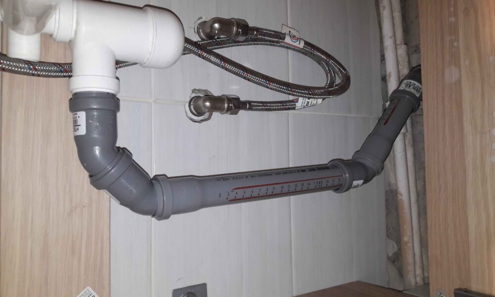 слив под мойкой