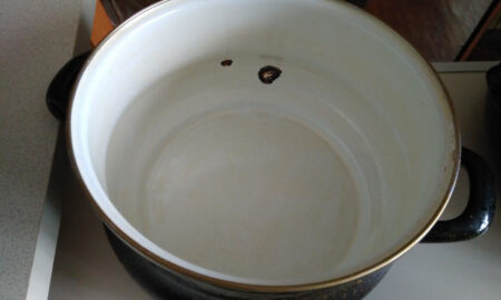 скол на кастрюле