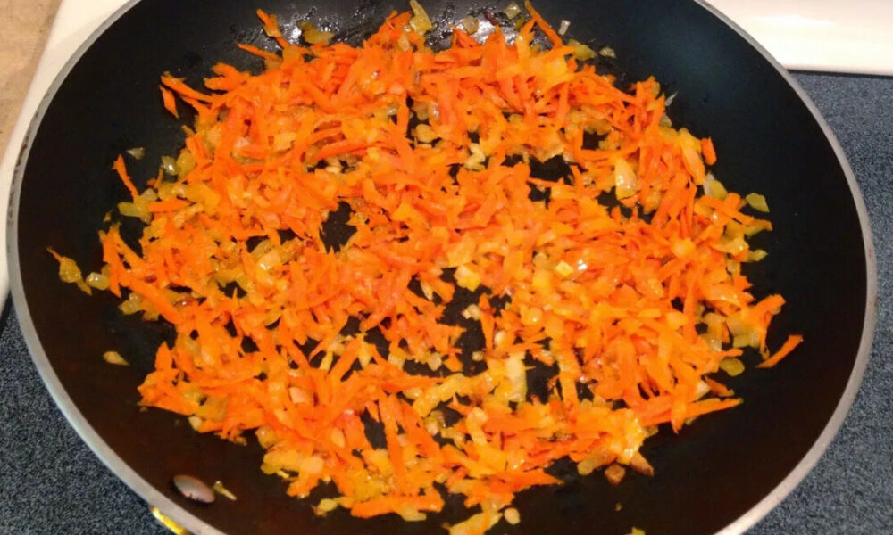 зажарка из моркови и лука