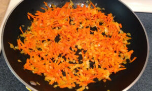 зажарка из моркови и лука