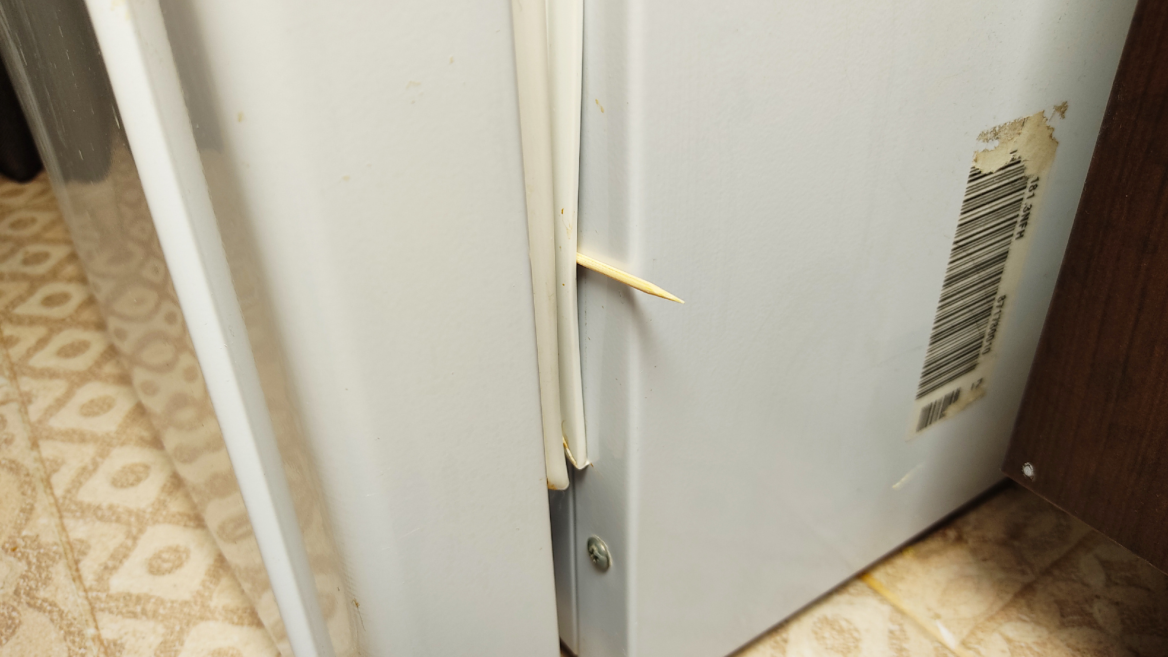 зубочистка в холодильнике