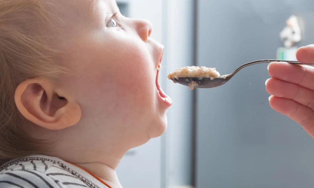 ребенок ест