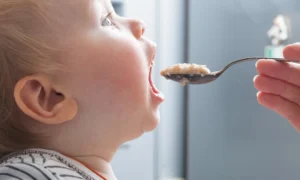 ребенок ест