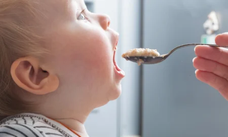 ребенок ест