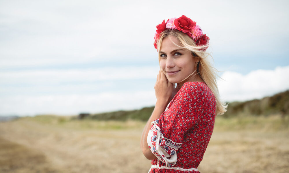 девушка на фоне поля