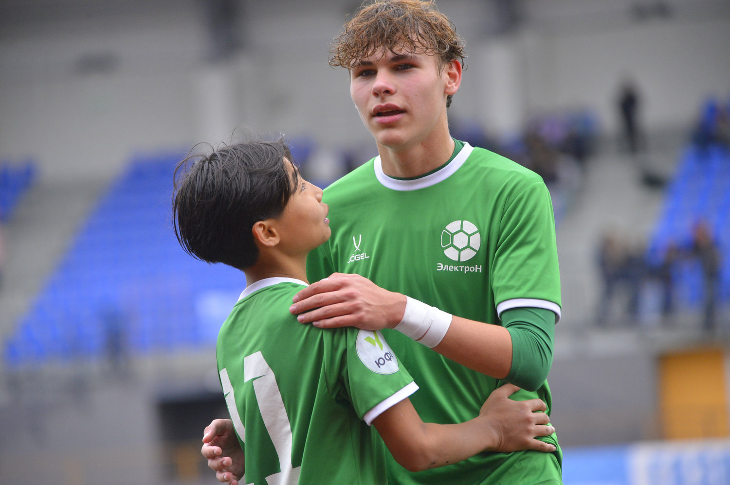 Футболисты "Электрона"