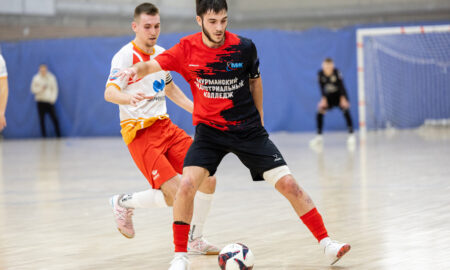 Футболисты с мячом