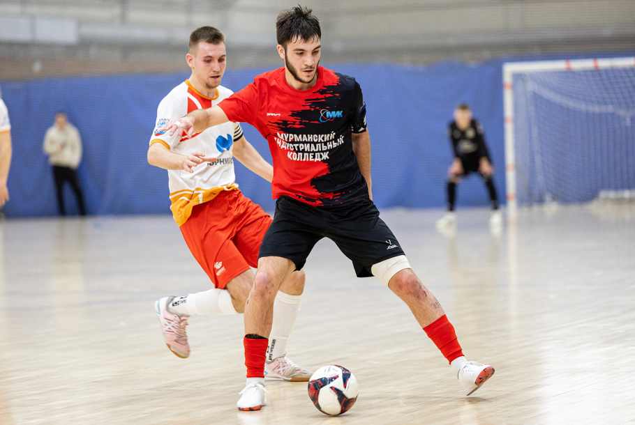 Футболисты с мячом