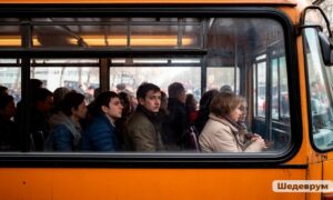 Люди в переполненном автобусе