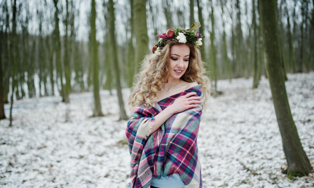девушка с венком на голове на улице, зима