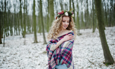 девушка с венком на голове на улице, зима