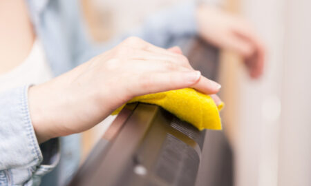 Девушка вытирает пыль