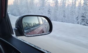 Машина на морозной дороге