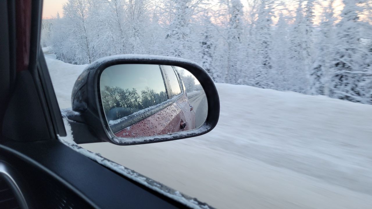 Машина на морозной дороге