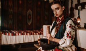 Славянская девушка готовит кушать