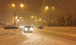 машина едет по дороге