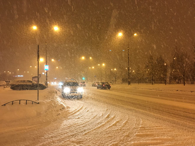 машина едет по дороге