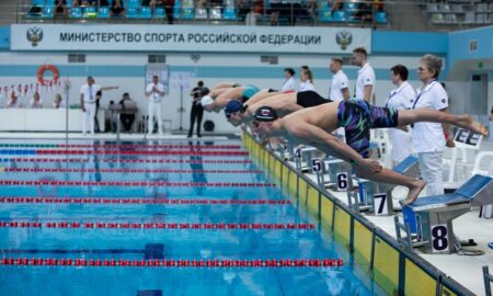 Пловцы на старте