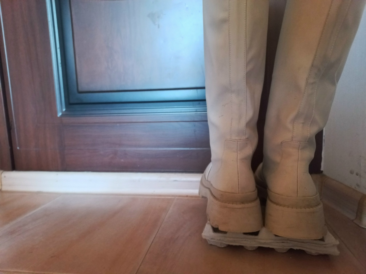 Обувь сушится на картонном лотке