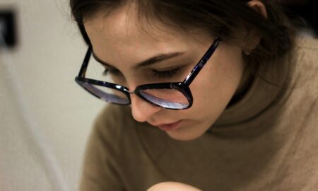 Девушка задумчивая