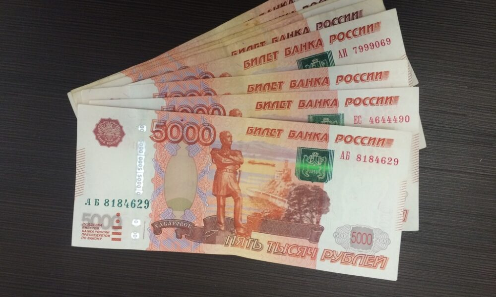 Российские рубли на столе