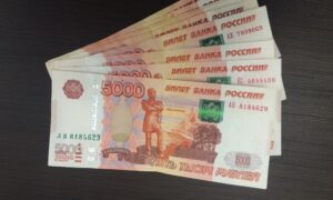 Российские рубли на столе