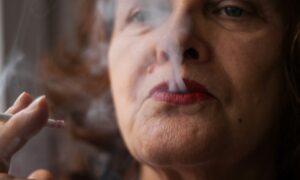 Женщина курит