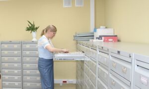 Женщина работает с документами