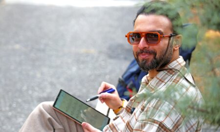 Мужчина со смартфоном на скамейке