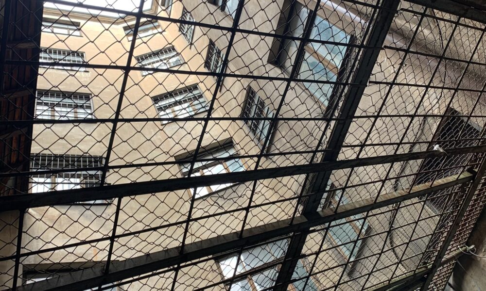 двор для прогулок в СИЗО