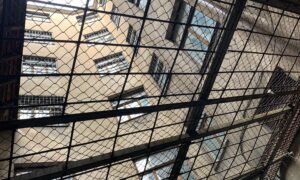 двор для прогулок в СИЗО