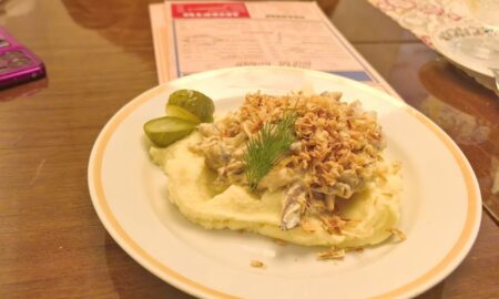 бефстроганов с пюре и огурцом