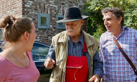 Девушка говорит с дедушками