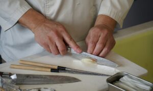 Нарезает еду