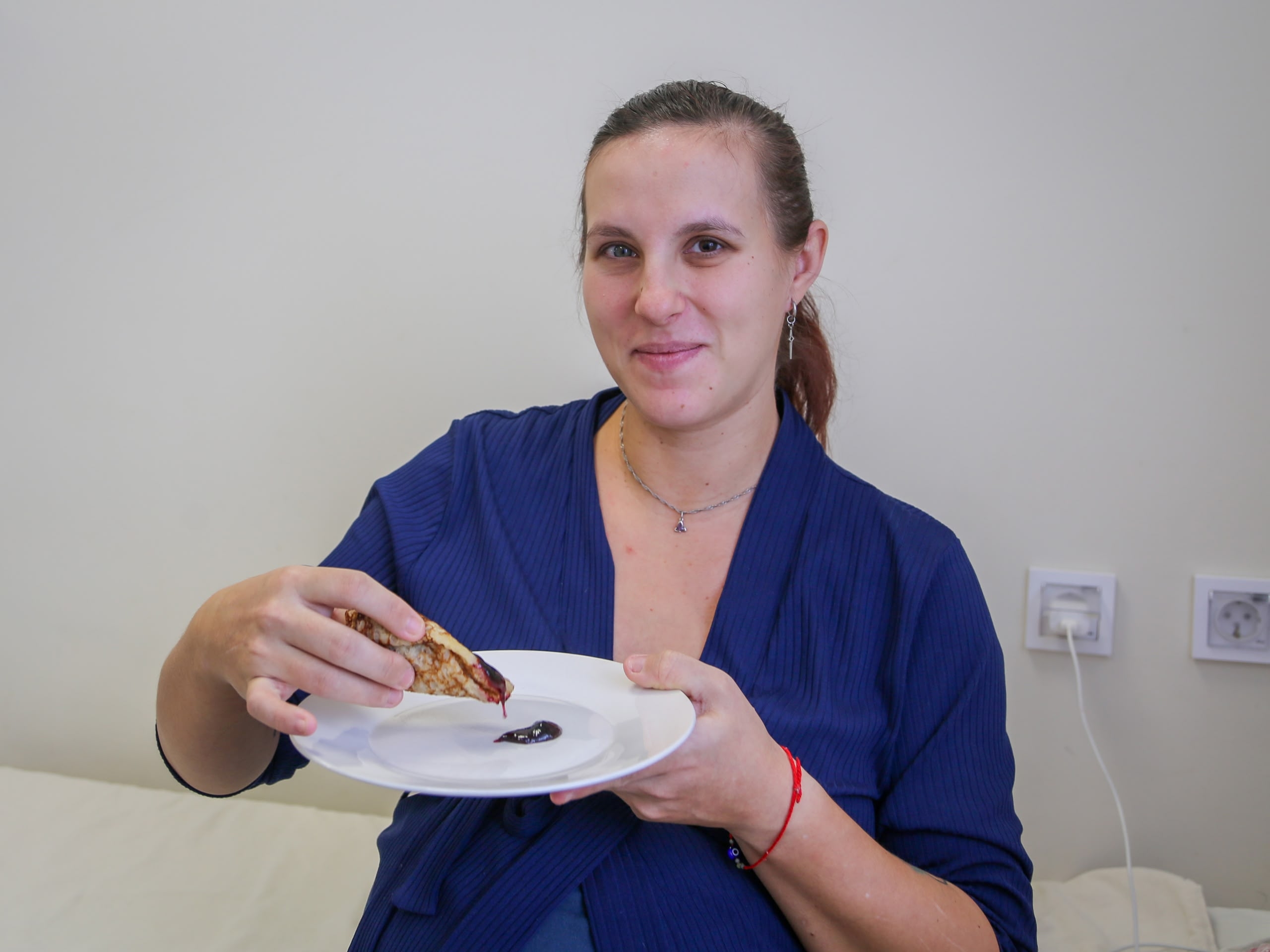 Женщина ест блин