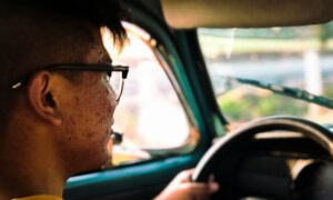 Водитель за рулем авто