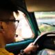 Водитель за рулем авто