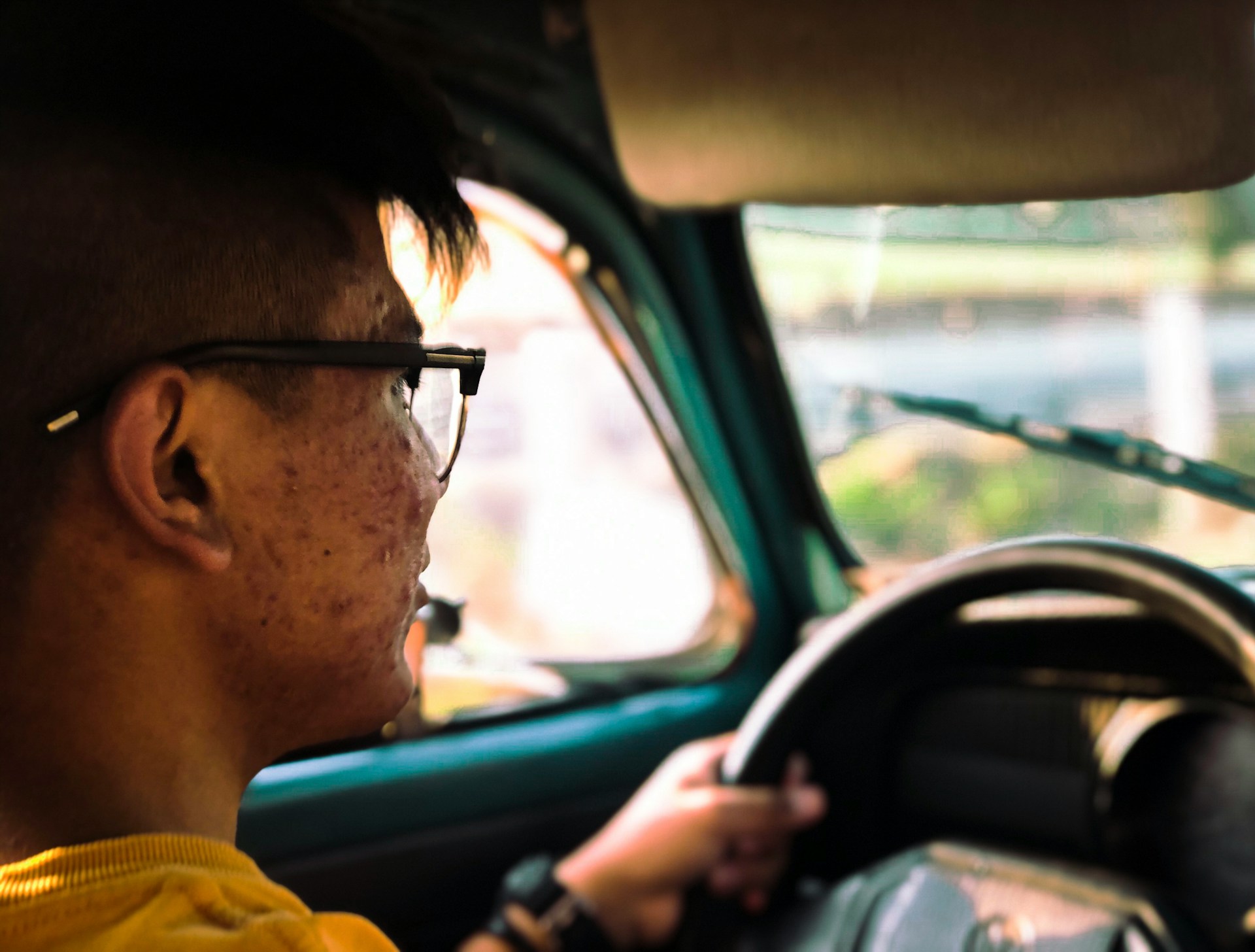 Водитель за рулем авто