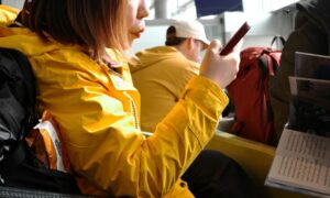 Девушка с телефоном