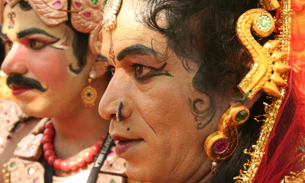 Две женщины с ярким макияжем