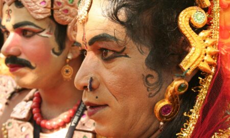 Две женщины с ярким макияжем