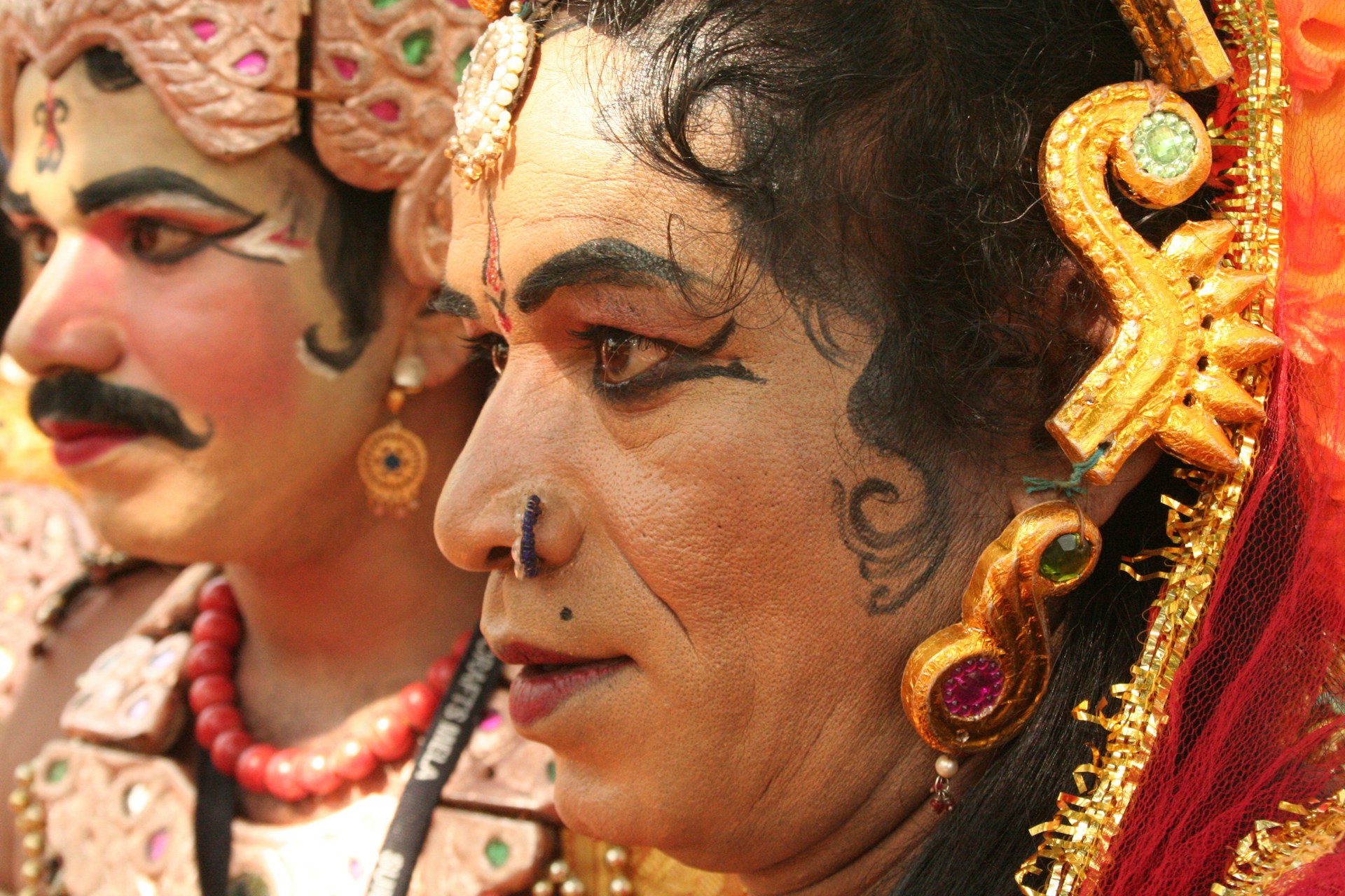 Две женщины с ярким макияжем