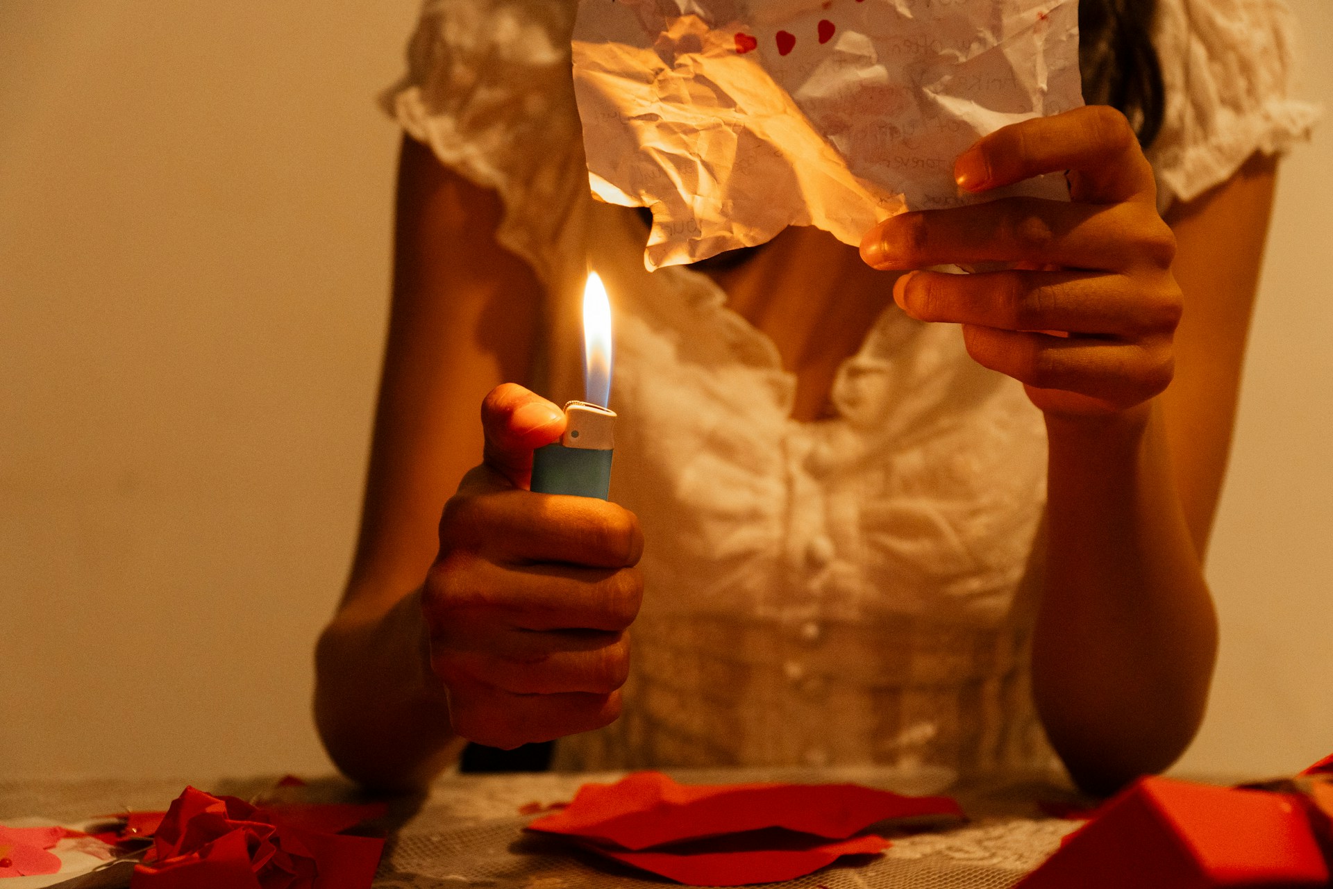 Девушка сжигает листочек