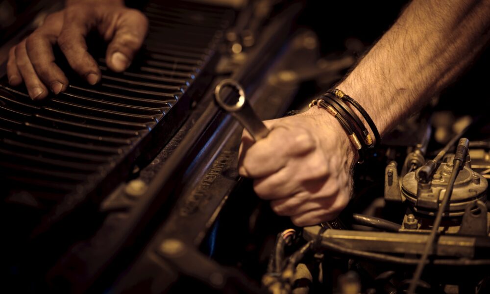 Мужчина закручивает болты